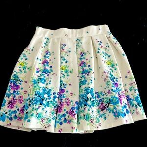 White mini skirt with flower details in blue pink and mint green